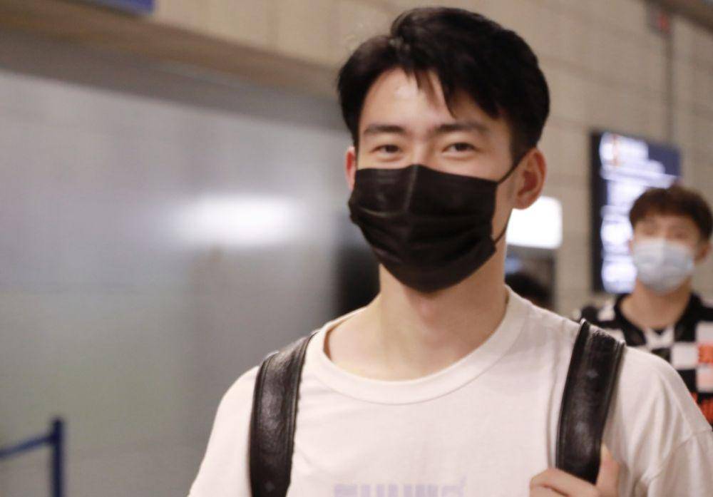 Wang Chang saat di bandara (weibo.cn/Wang Chang)