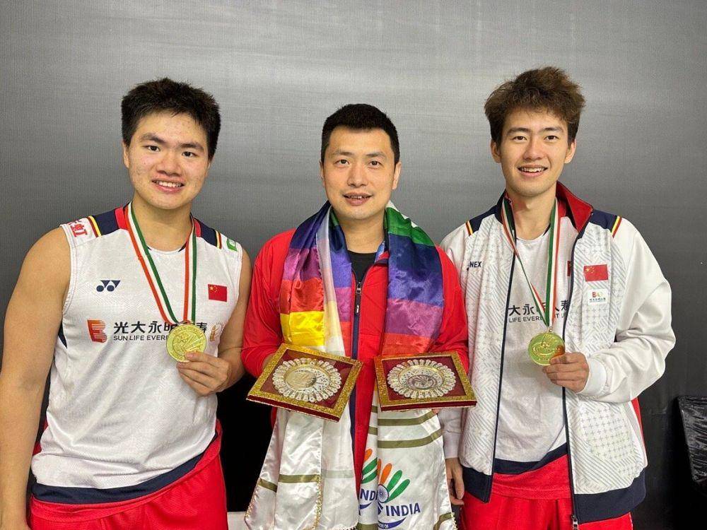 Wang Chang bersama pelatihnya setelah Juara India Open 2023 (weibo.cn/Wang Chang)