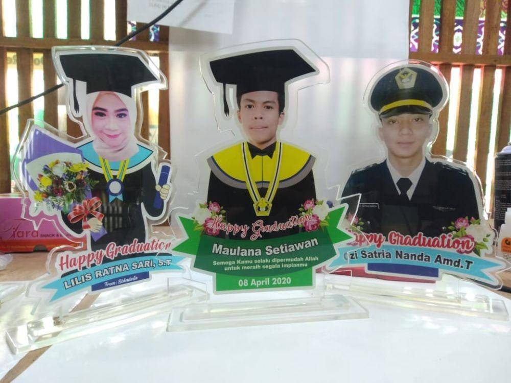 ilustrasi plakat wisuda (Flummoshop.com)