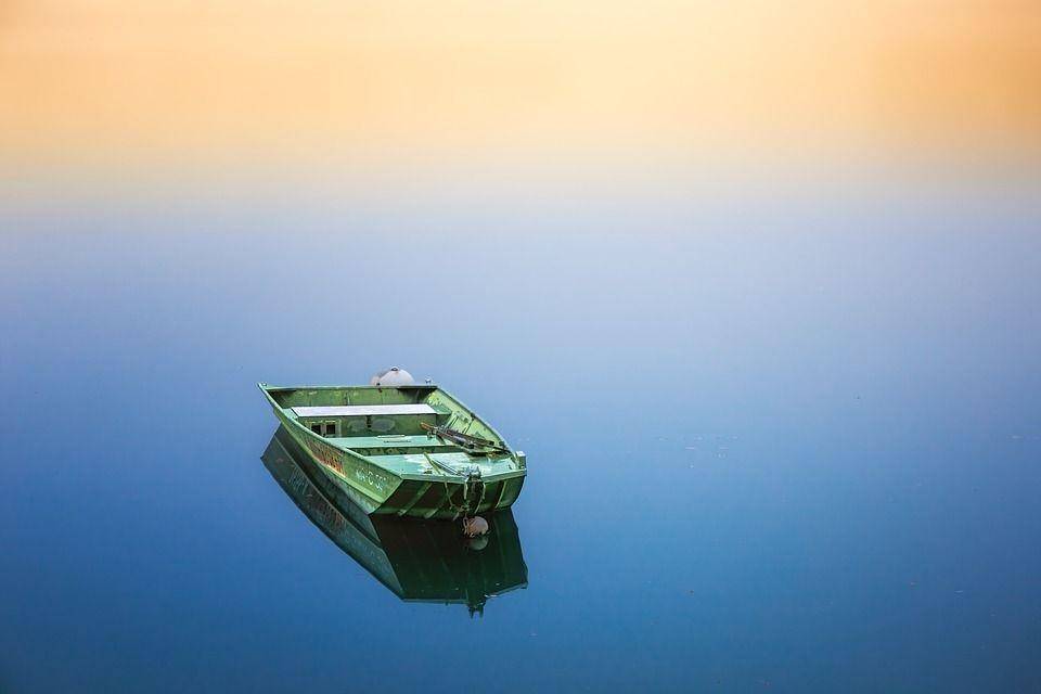 ilustrasi perahu di air yang tenang (pixabay.com/earthroom)