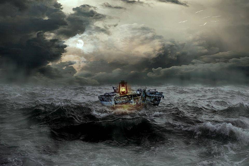 ilustrasi perahu dalam badai (pixabay.com/Myriams-Fotos)