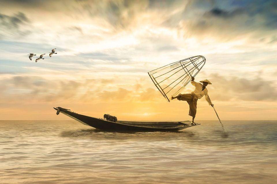 ilustrasi terbang dengan perahu (pixabay.com/Myriams-Fotos)