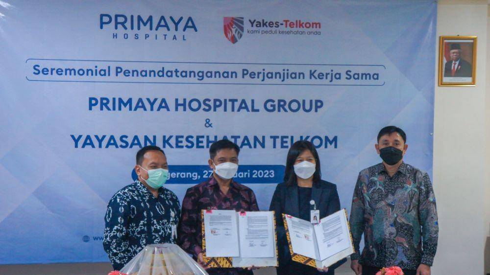 Direktur Utama Yakes Telkom Tri Priyo Anggoro (kedua dari kiri), CEO RS Primaya Group Leona A. Karnali (kedua dari kanan) berfoto bersama seusai penandatanganan perjanjian kerja sama di Rumah Sakit Primaya, Tangerang. (Dok. Telkom)