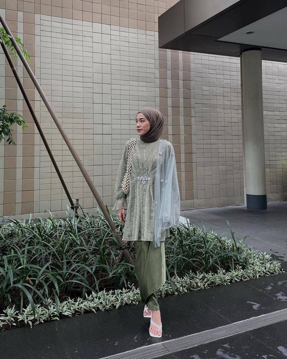 ide kebaya modern untuk kondangan hingga wisuda (instagram.com/afiqahhns)