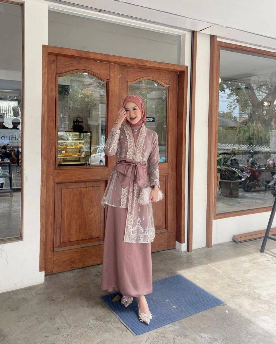 ide kebaya modern untuk kondangan hingga wisuda (instagram.com/ryvandasputri)