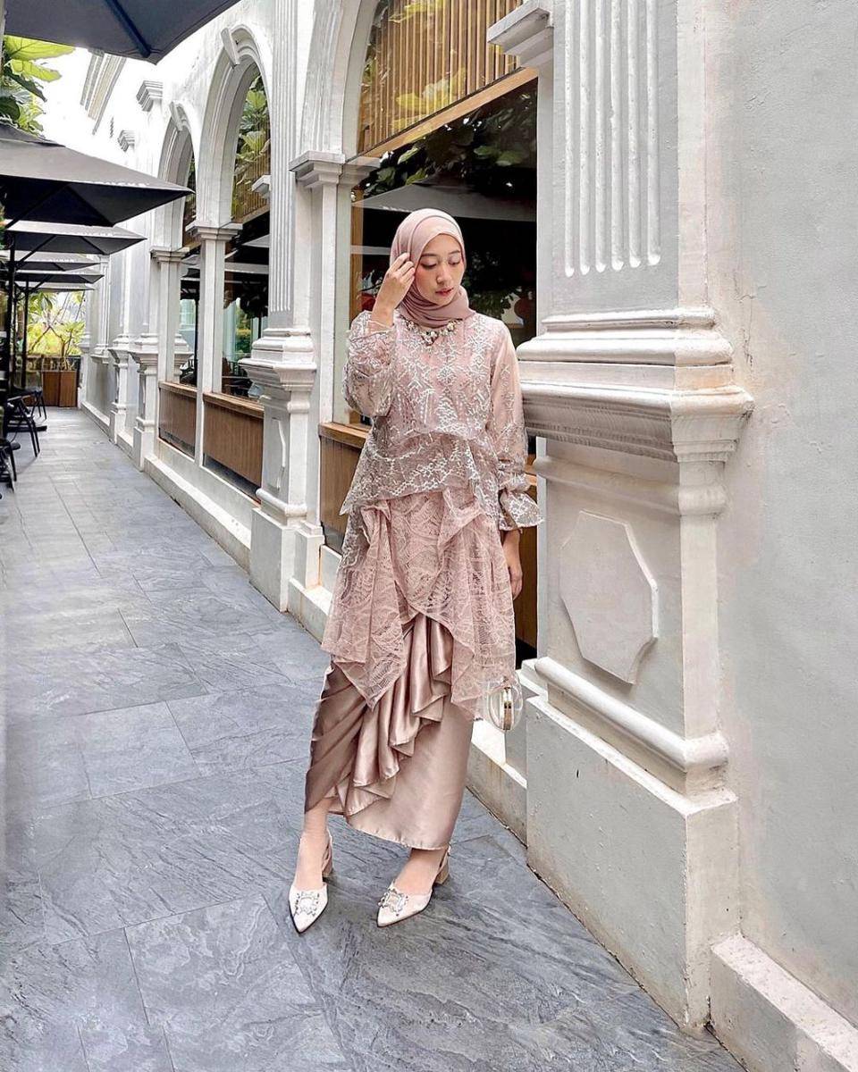 ide kebaya modern untuk kondangan hingga wisuda (instagram.com/zahrskina)