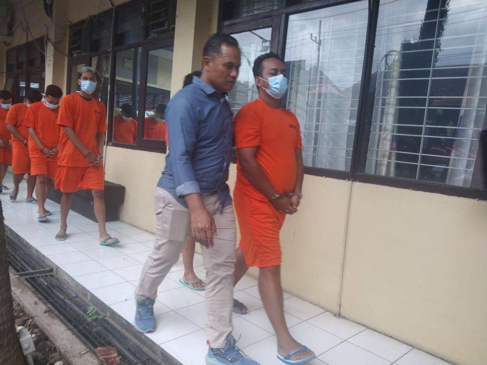 Ambon Fanda dan 6 tersangka usai dirilis Polresta Malang Kota. (IDN Times/Rizal Adhi Pratama)