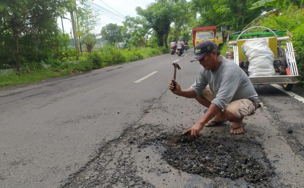 Gufron Perbaiki Jalan Rusak karena Gak Pengin Anaknya Jatuh