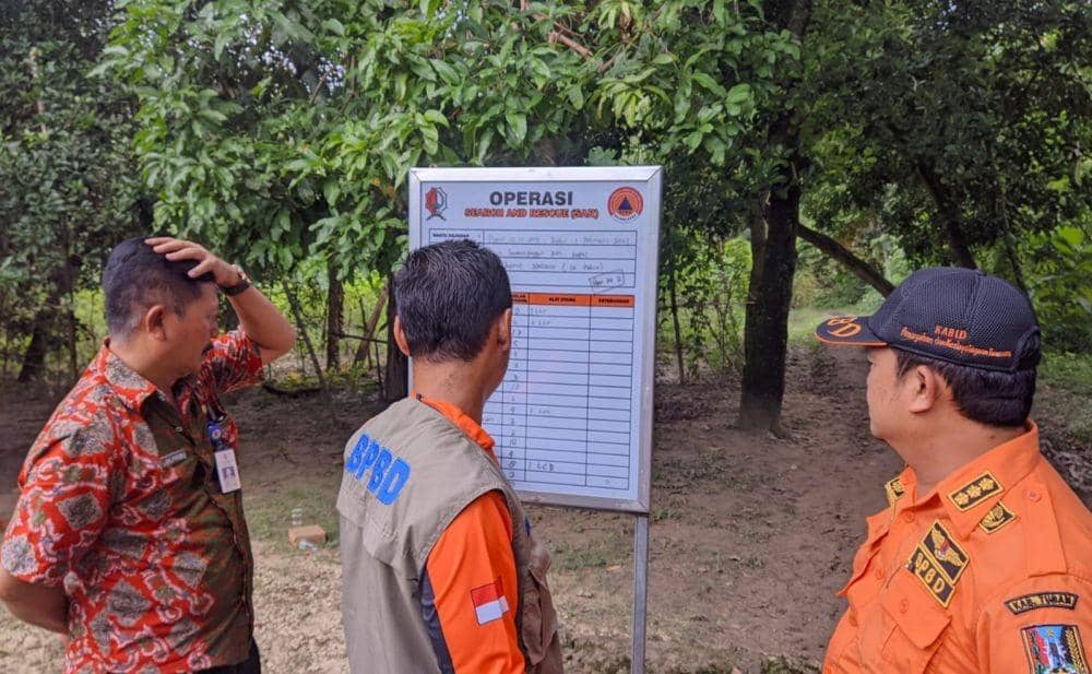 Petugas BPBD Bojonegoro saat melakukan pencarian korban tenggelam. Dok Istimewa