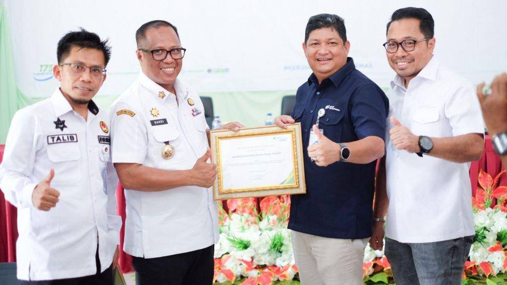 Direktur Kepesertaan BPJS Ketenagakerjaan Zainudin menyerahkan langsung piagam penghargaan kepada Pj. Bupati Muna Barat dan secara simbolis menyerahkan kartu kepesertaan serta santunan kepada pekerja di Muna Barat, Rabu (1/2/2023). (Dok. BPJS Ketenagakerjaan)