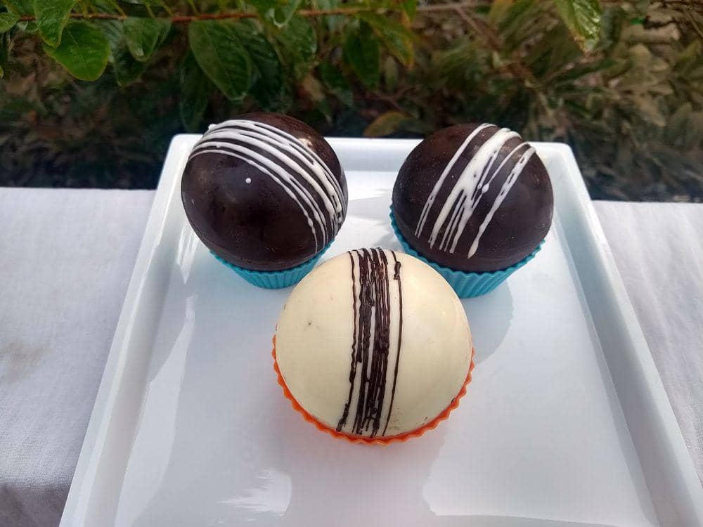 chocolate bomb (commons.wikimedia.org/Shaili Sharma)