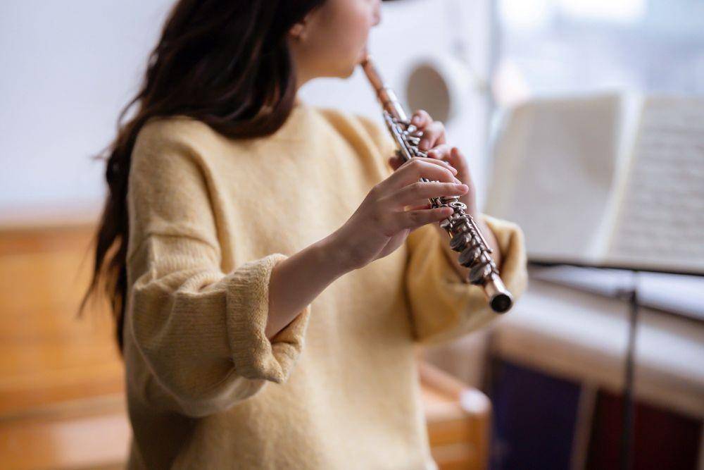 Alat musik flute menjadi salah satu contoh alat musik tiup (pexels.com/Charles Parker)