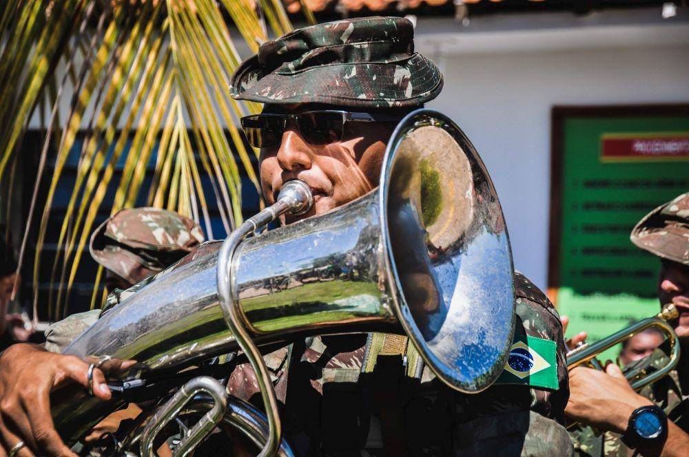 Contoh alat musik tiup, yaitu tuba (pexels.com/Cleiton Silva)