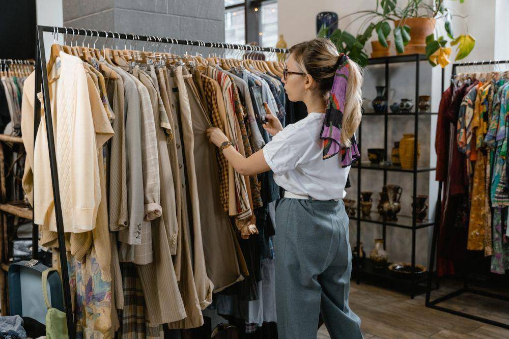 ilustrasi memilih baju (pexels.com/mart-production)