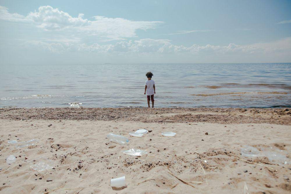 ilustrasi sampah di pantai (pexels.com/ron-lach)