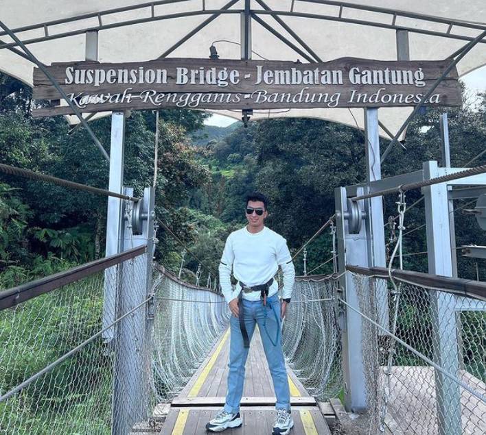 potret pengunjung yang sedang berfoto di jembatan gantung rengganis (instagram.com/fellixrimba)