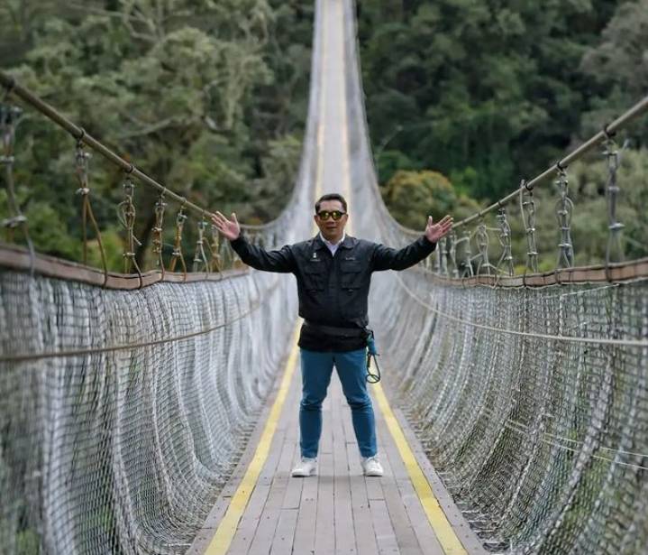potret Gubernur Jawa Barat Ridwan Kamil yang sedang berfoto di jembatan gantung rengganis (instagram.com/sobat_kang_emil)