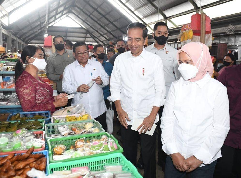 Presiden Joko "Jokowi" Widodo dan Ibu Negara ketika mengunjungi Pasar Baturiti, Tabanan pada Kamis, (2/2/2023). (Dokumentasi Biro Pers Istana)