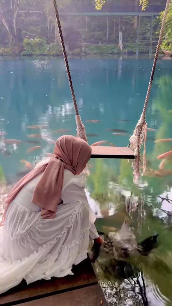 Ririe Fairus jalani pemotretan di Telaga Biru Cicerem (instagram.com/ririe_fairus)