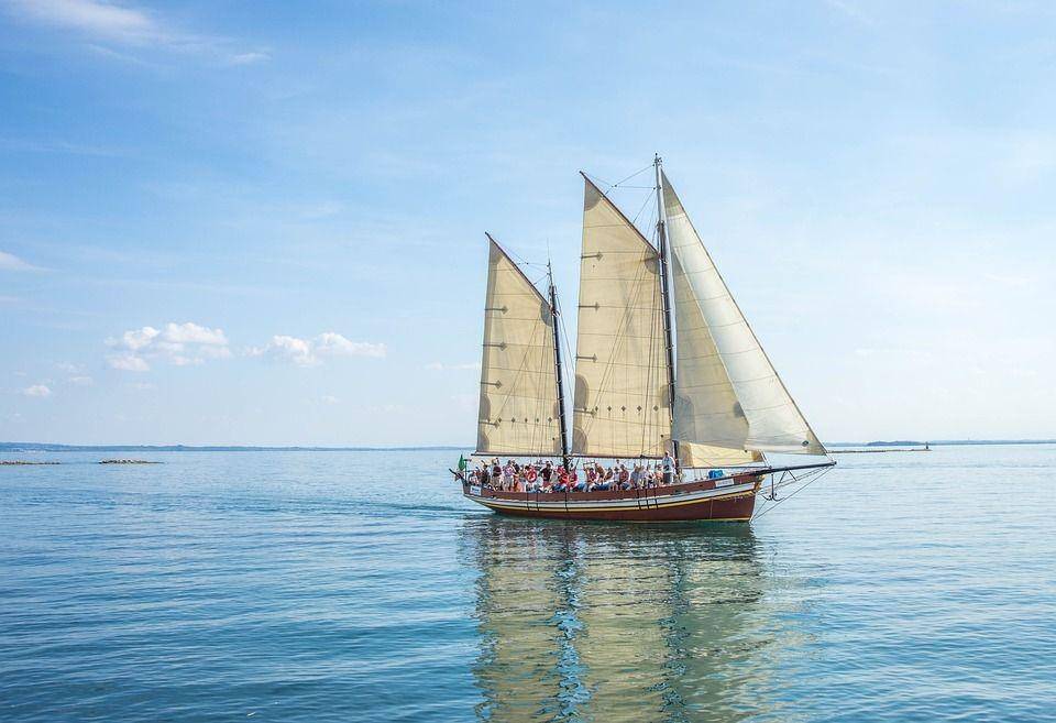 ilustrasi perahu yang besar (pixabay.com/VMichelle_Maria)