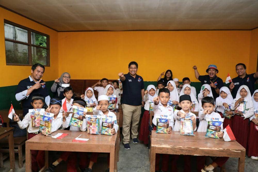 Para jurnalis penerima beasiswa dan peserta BRI Journalist Bootcamp 2023 berbagi inspirasi kepada siswa di MI Al Badriyah Bogor, Sabtu (28/1/2023). (IDN Times/Anggun Puspitoningrum)