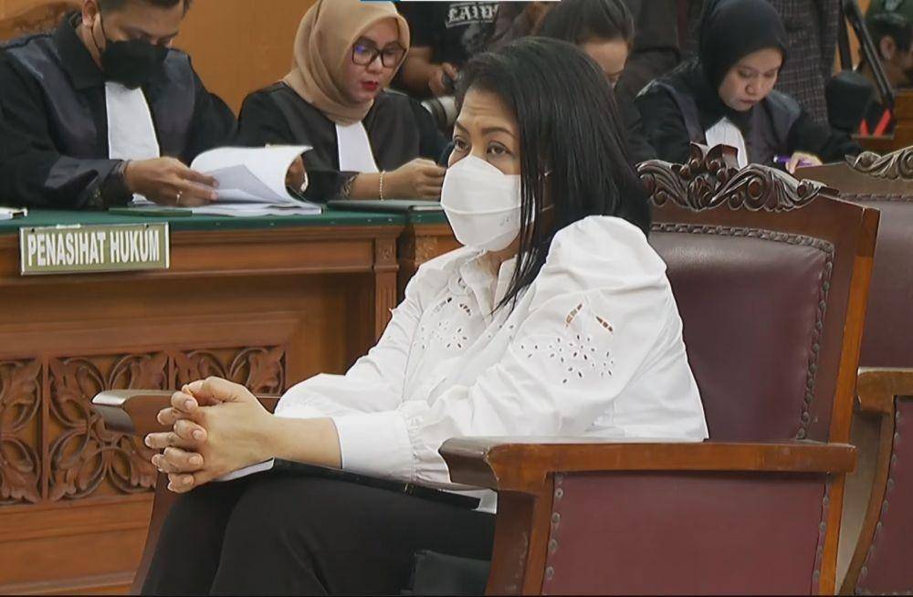 Terdakwa Putri Candrawathi dalam sidang pembacaan duplik pada Kamis (2/2/2023). (youtube.com/TV POOL/CNN Indonesia)