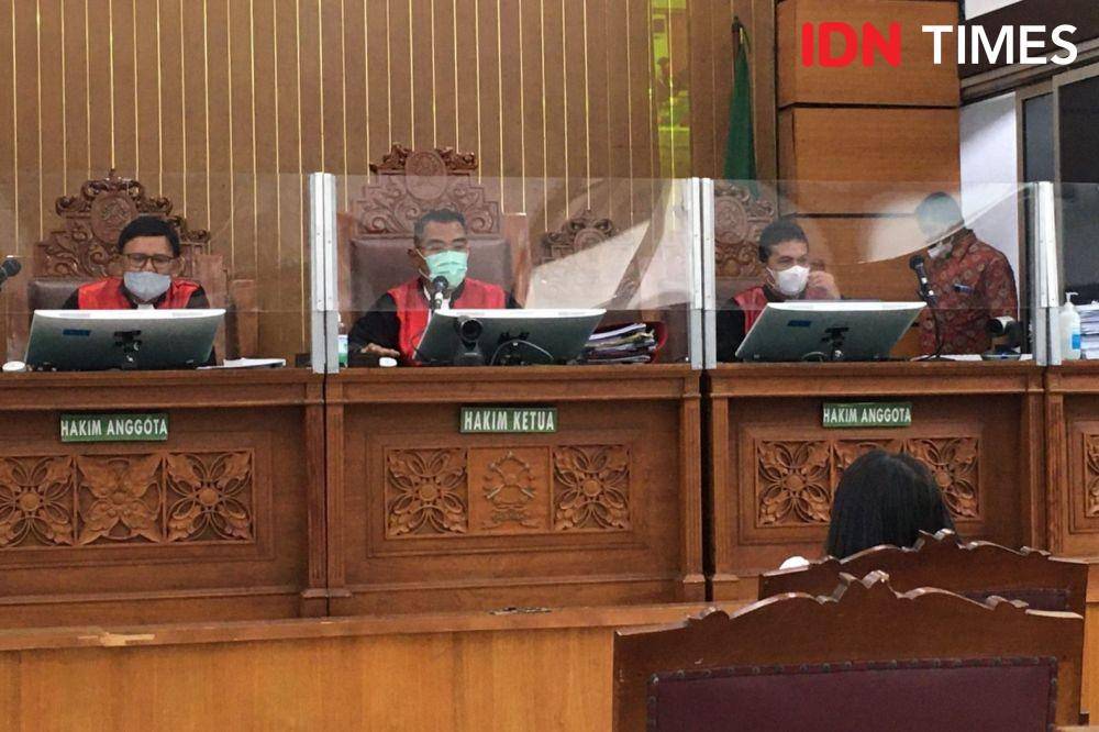 Terdakwa Putri Candrawathi bersiap menjalani sidang pembacaan duplik pada Kamis (2/2/2023). (IDN Times/Irfan Fathurohman)