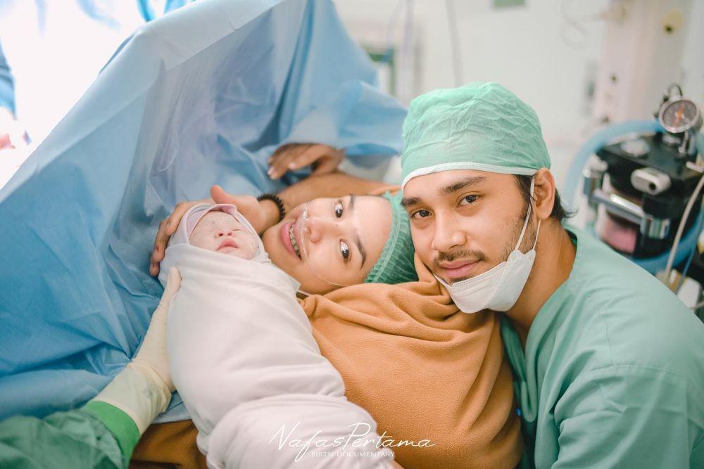 Tak Umbar Kehamilan, 10 Momen Istri Megantara Melahirkan Anak Pertama