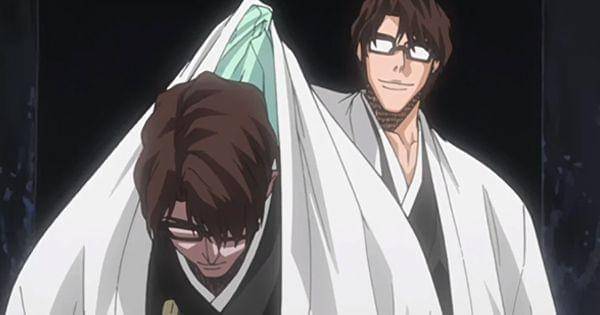 Aizen menunjukkan tubuh palsunya yang dibuat dari efek Kyouka Suigetsu ( Dok. Pierrot / Bleach )