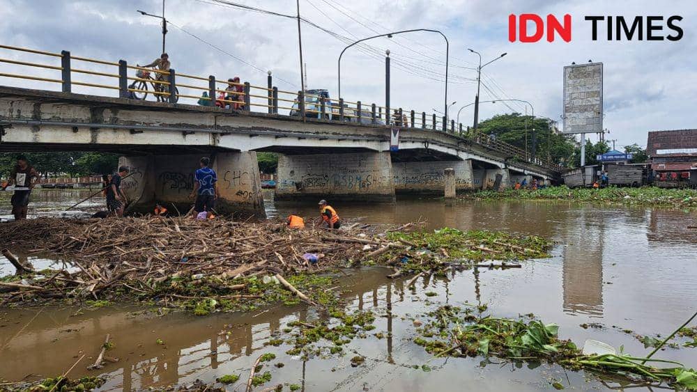 Tumpukan sampah yang terdiri dari ranting, plastik, gulma dan eceng gondok di Jembatan Pasar Lama, Kota Banjarmasin, Jumat (3/2/2023). (IDN Times/Hamdani)