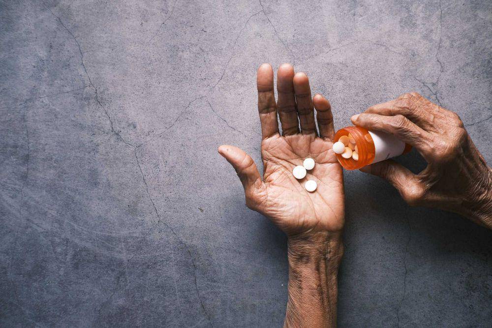 ilustrasi orang sakit sedang minum obat (unsplash.com/Towfiqu barbhuiya)