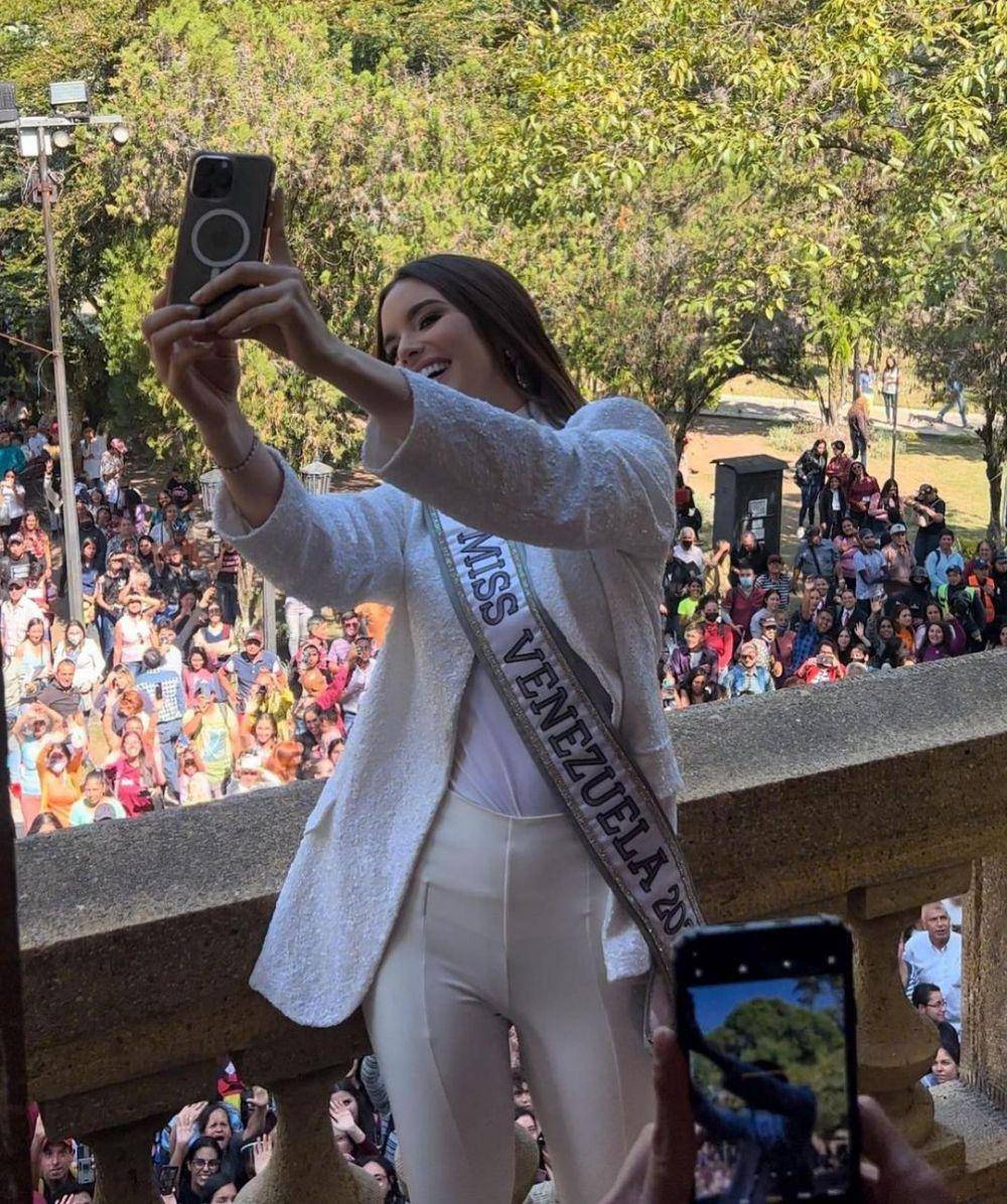 Amanda Dudamel selfie dengan kerumunan penggemar (instagram.com/missuupdates)