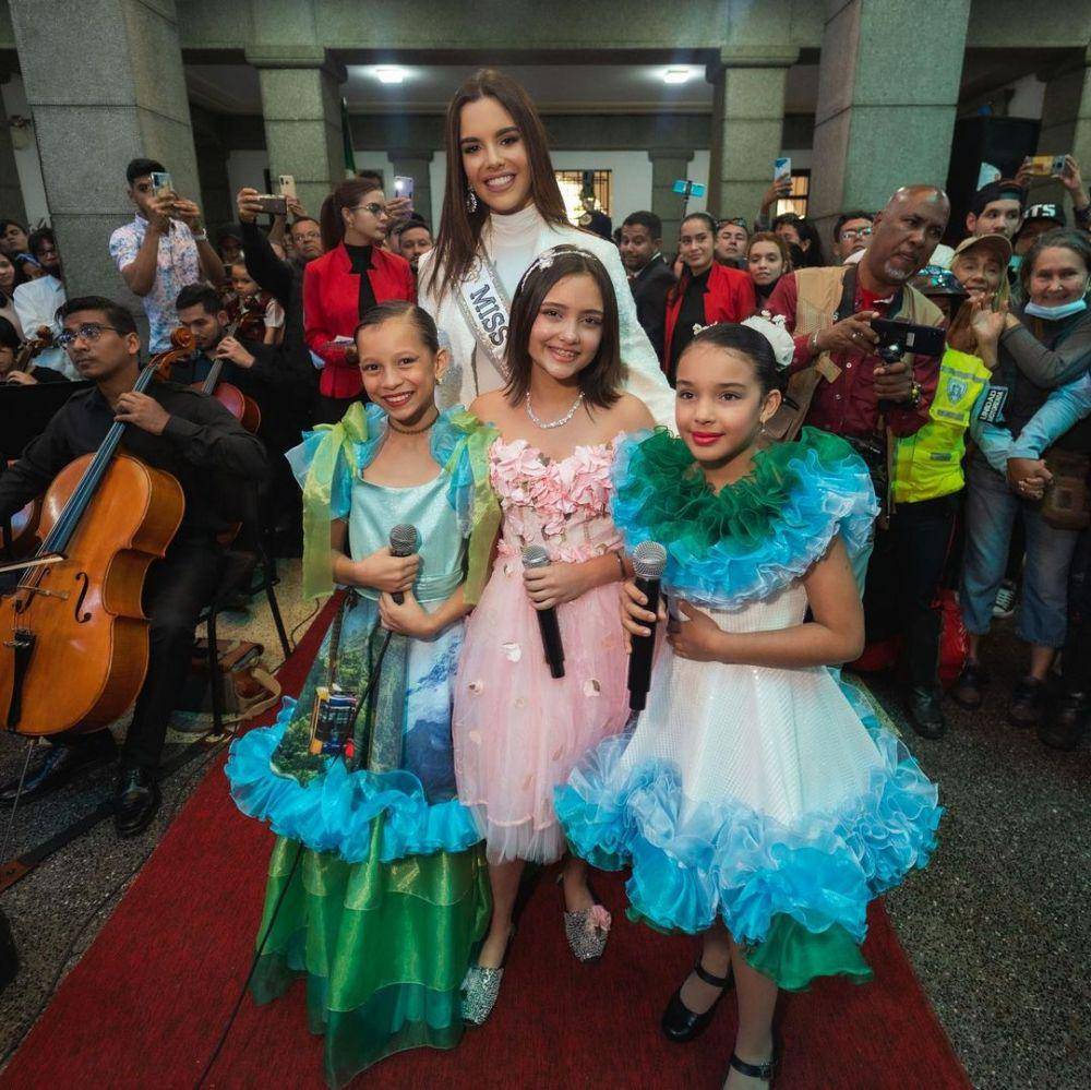 Amanda Dudamel dan gadis-gadis kecil penari (instagram.com/amandadudamel)