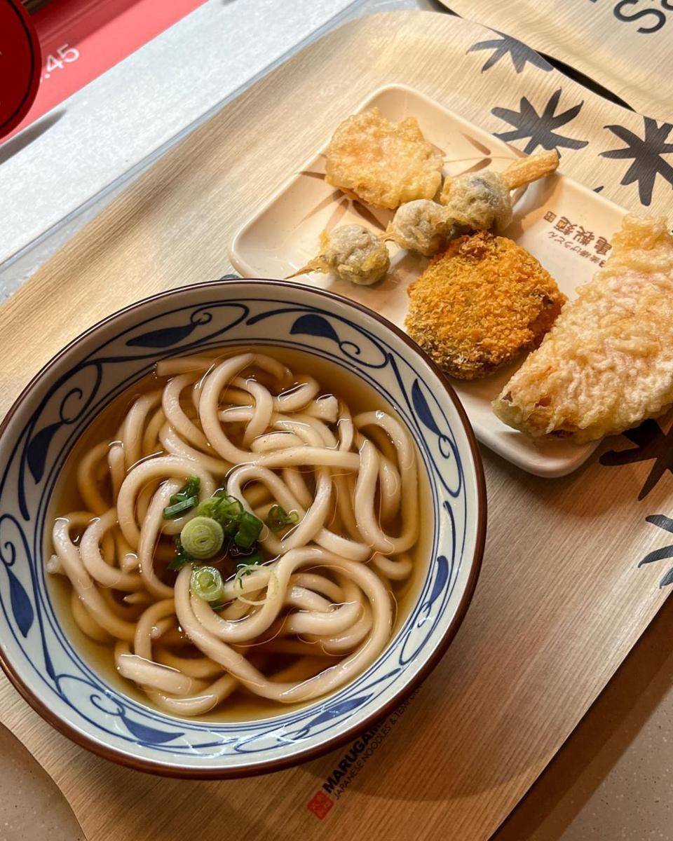 ilustrasi udon dan tempura (instagram.com/dinewithnadia)