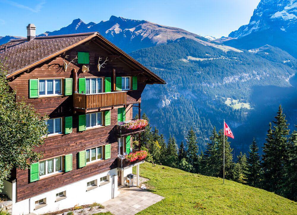 9 Desain Eksterior Rumah ala Pedesaan Swiss, Identik Hiasan Bunga!