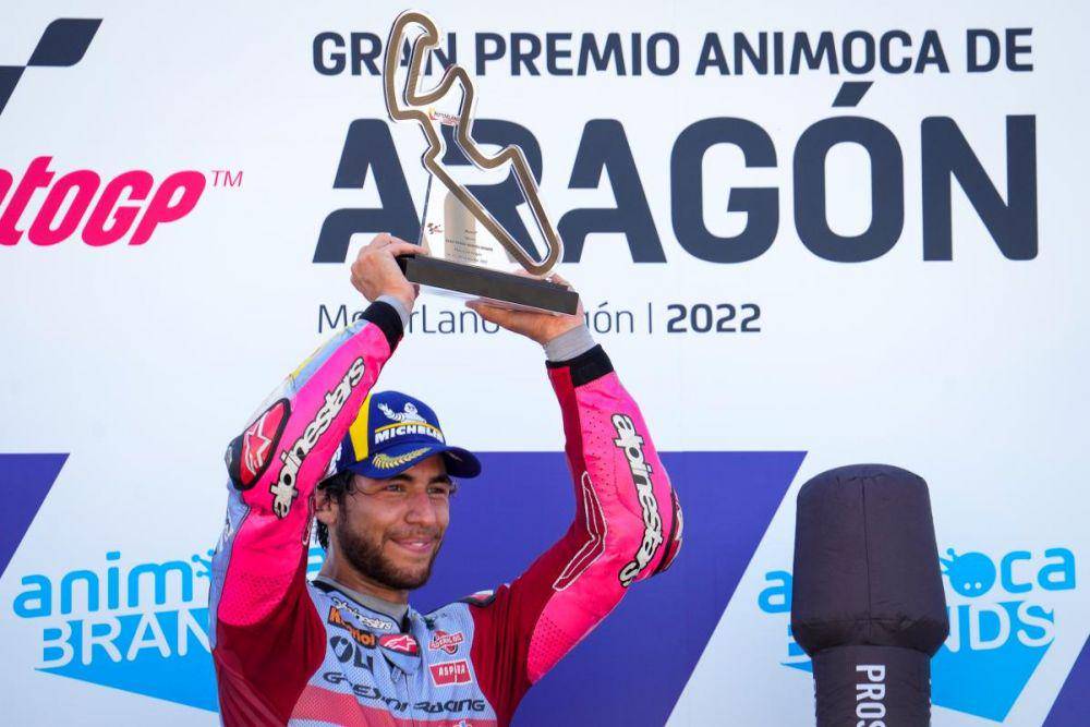 Enea Bastianini mengangkat trofi usai balapan GP Aragon 2022. (motogp.com)