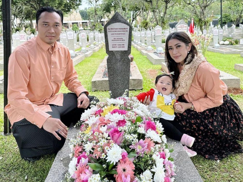 9 Potret Aliya Rajasa Ziarah ke Makam Ani Yudhoyono, Ajak Baby Alisha