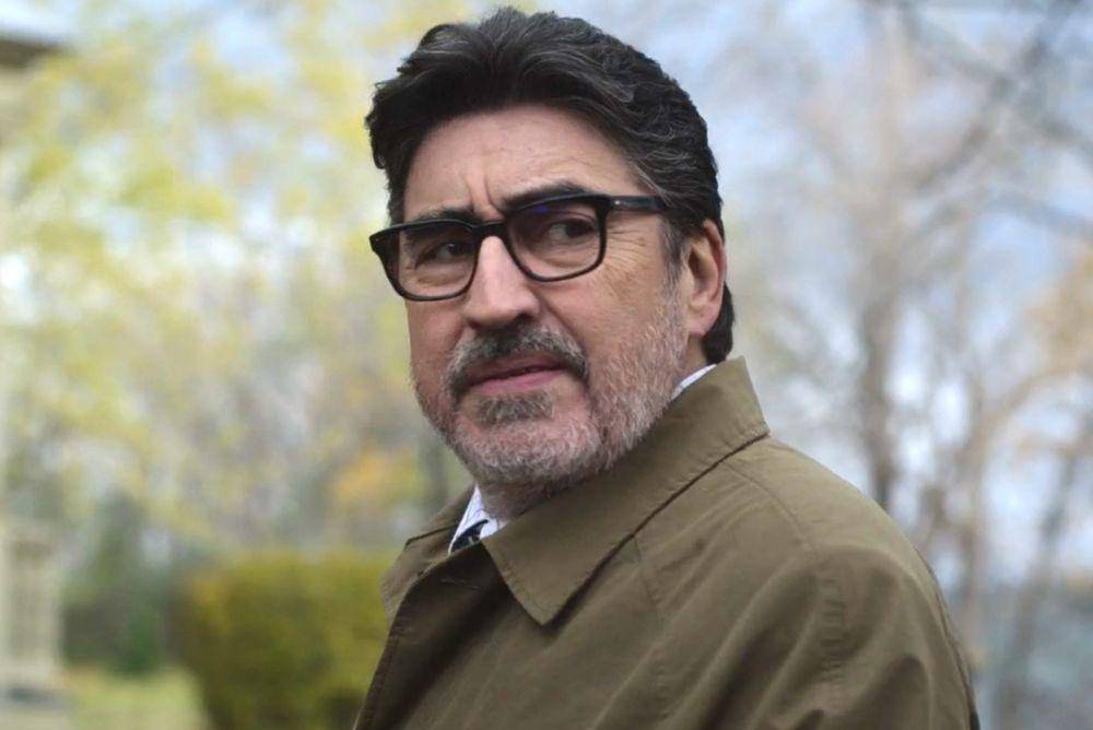 Alfred Molina dalam serial Three Pines (dok. Amazon Studios/Three Pines)