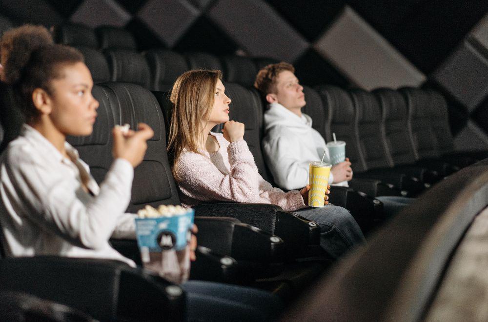 5 Tips Mendapatkan Kenyamanan Ketika Nonton di Bioskop, Atur Jarak!