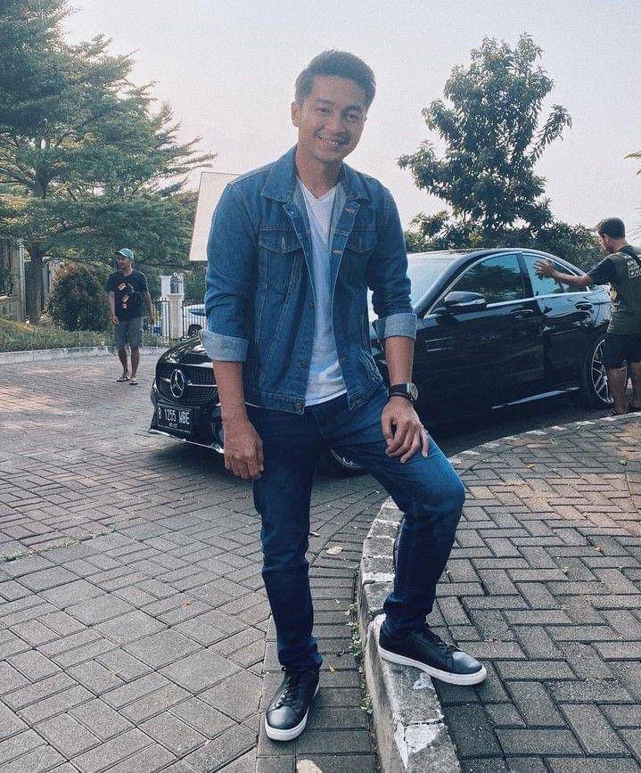 OOTD ala Deva Mahenra (instagram.com/devamahenra)