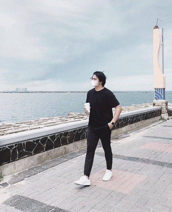 OOTD ala Deva Mahenra (instagram.com/devamahenra)