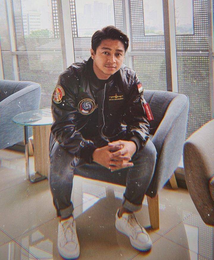 OOTD ala Deva Mahenra (instagram.com/devamahenra)