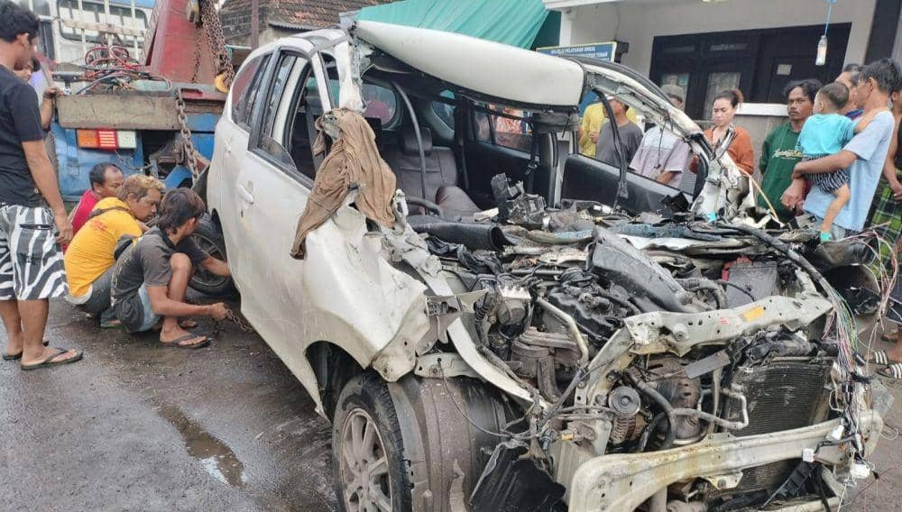 Tiga penumpang minibus terluka parah usia terlibat kecelakaan di jalur Pantura. Dok Istimewa