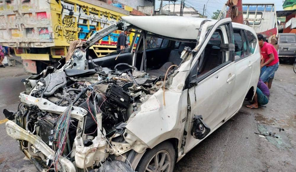 Minibus Tabrak Truk Tronton di Tuban, 3 Orang Luka Berat