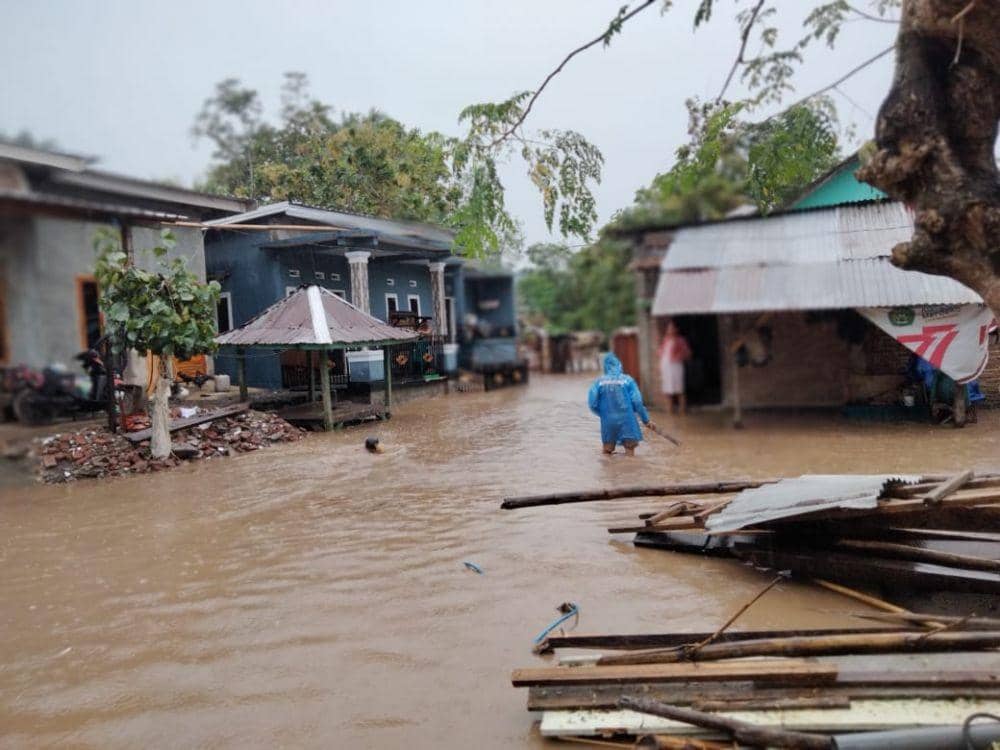Foto saat banjir terjang pemukiman warga di Kabupaten Dompu (Dok/Polres Dompu)