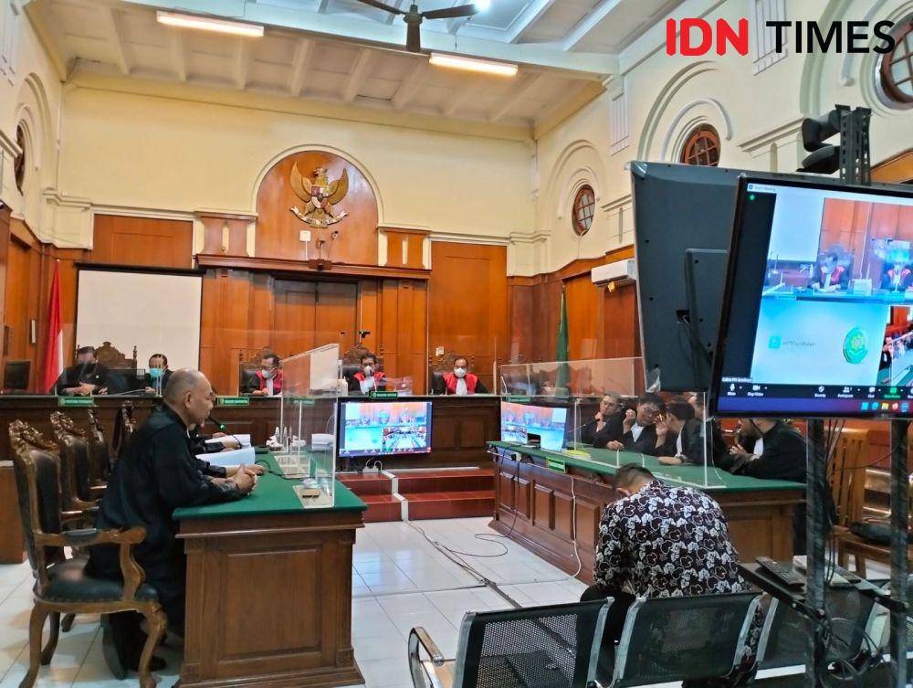 Terdakwa Suko Sutrisno saat berada di PN Surabaya dalam agenda sidang tuntutan, Jumat (3/2/2023). (IDN Times/Khusnul Hasana).