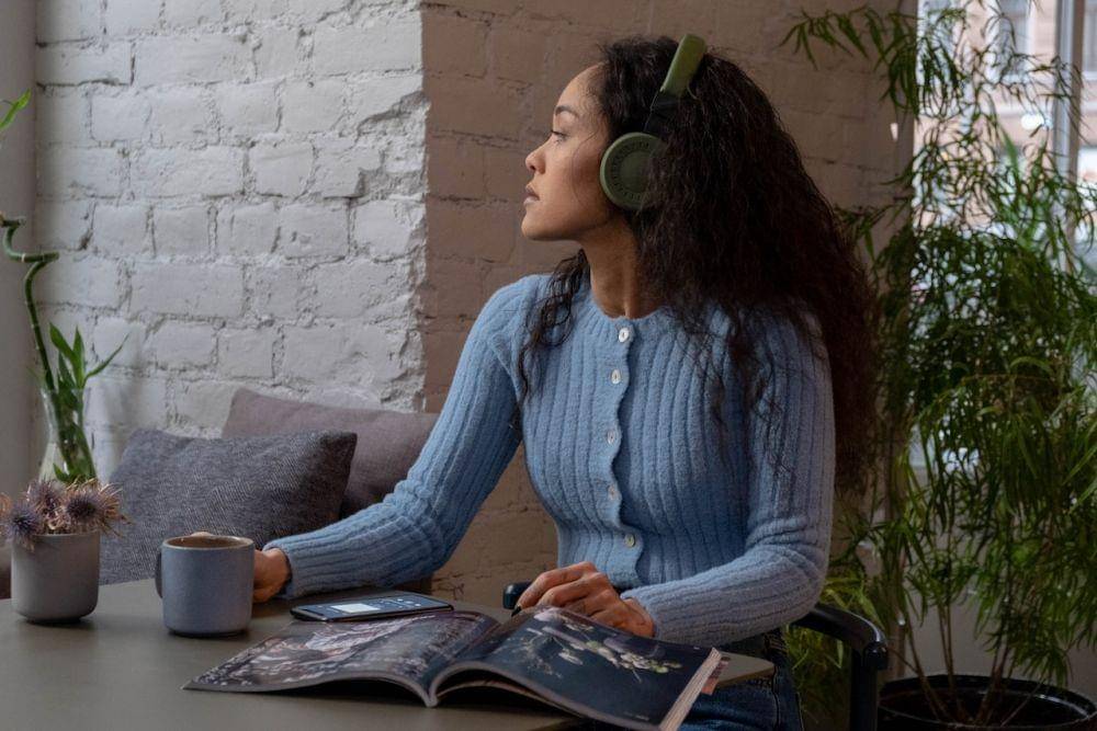 ilustrasi wanita memakai headphone (pexels.com/cottonbro studio)