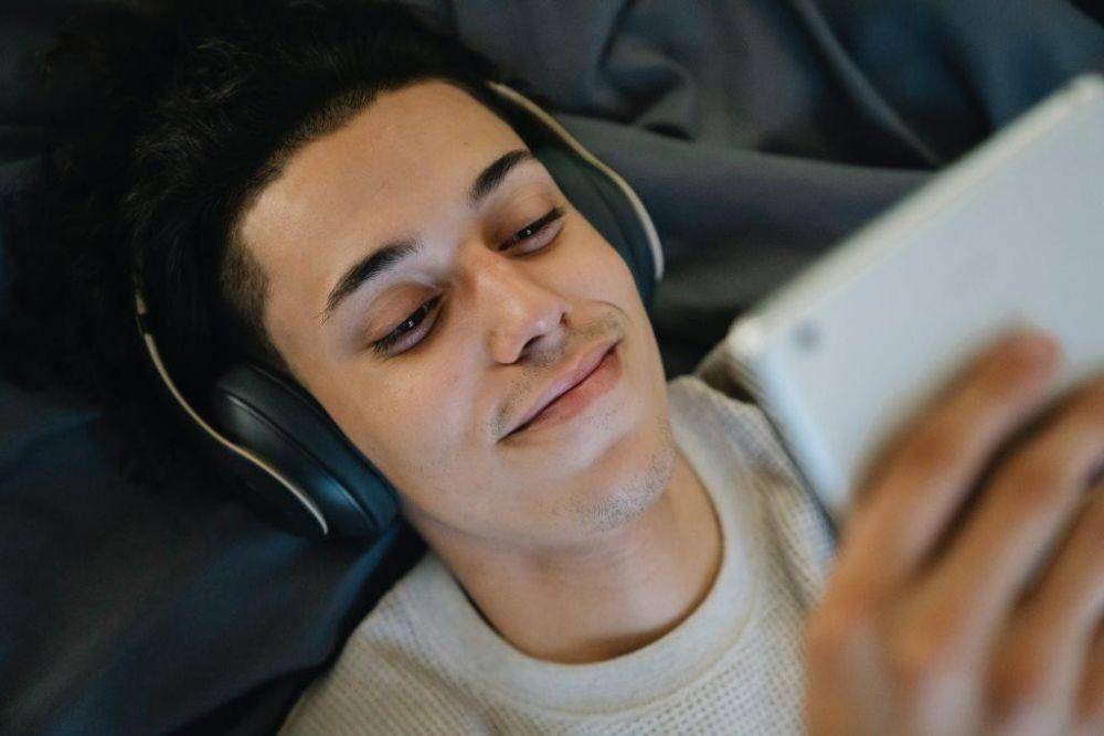 ilsutrasi kecanduan nonton film (pexels.com/Eren Li)