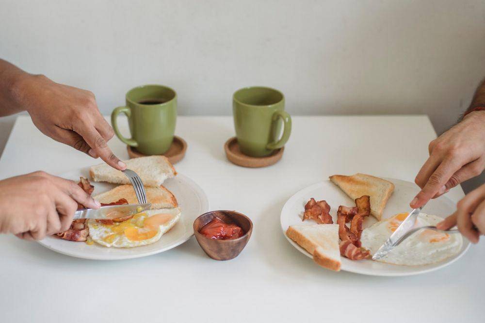 ilustrasi makan telur (pexels.com/Ketut Subiyanto)