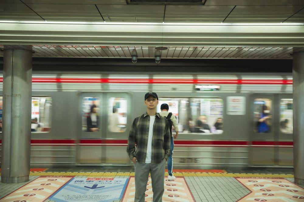 ilustrasi pria di stasiun kereta (pexels.com/ryutaro tsukata)